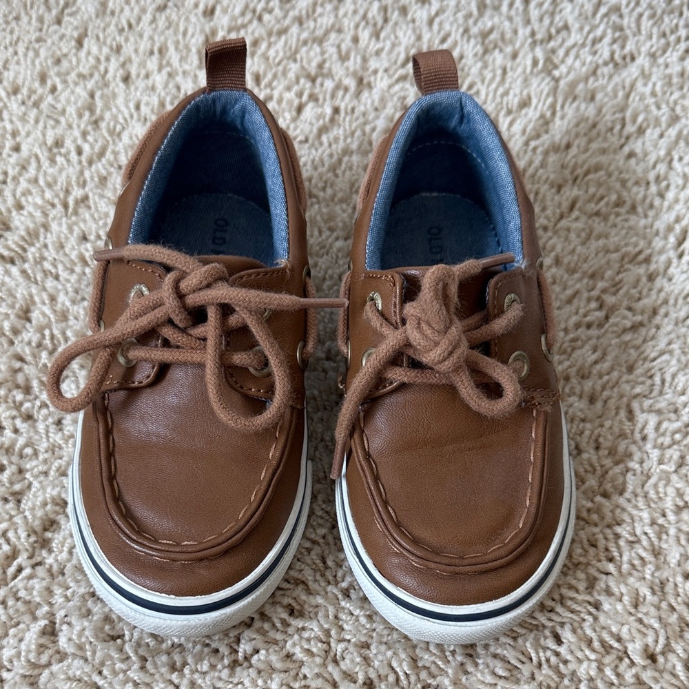 Brown boat shoes size 8